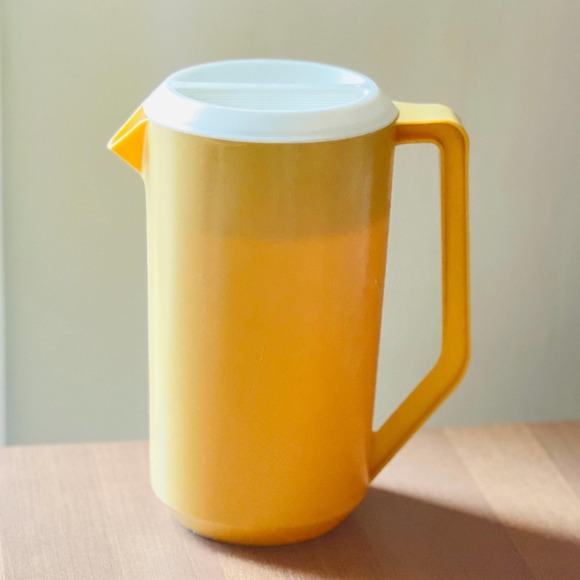 Vintage Rubbermaid 2 Quart Juice Container Harvest Gold 70s Retro‎ #2129 - Picture 1 of 3